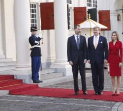 Sus Majetsades los Reyes con Sus Majestades los Reyes de los Países Bajos, tras atravesar el Cordón de Honor en el Patio del Palacio Noordeinde